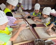 Dzieci z Oddziału Przedszkolnego wzięły udział w warsztatach edukacyjnych „Od ziarenka do bochenka”