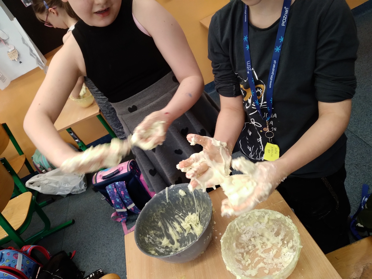Zajecia Sensoplastyki z wykorzystaniem galaretki oraz mąki ziemniaczanej. Zdjecia przedstawiają sylwetki dzieci podczas swobodnej zabawy.