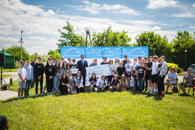 Grupa szkolna reprezentująca Szkołę Podstawową nr80 w Poznaniu odbiera nagrodę od organizatorów projektu ,,Dla błękitnego nieba"