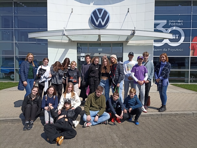Uczniowie wraz z nauczycielami znajdują się przed zakładem Volkswagen Poznań