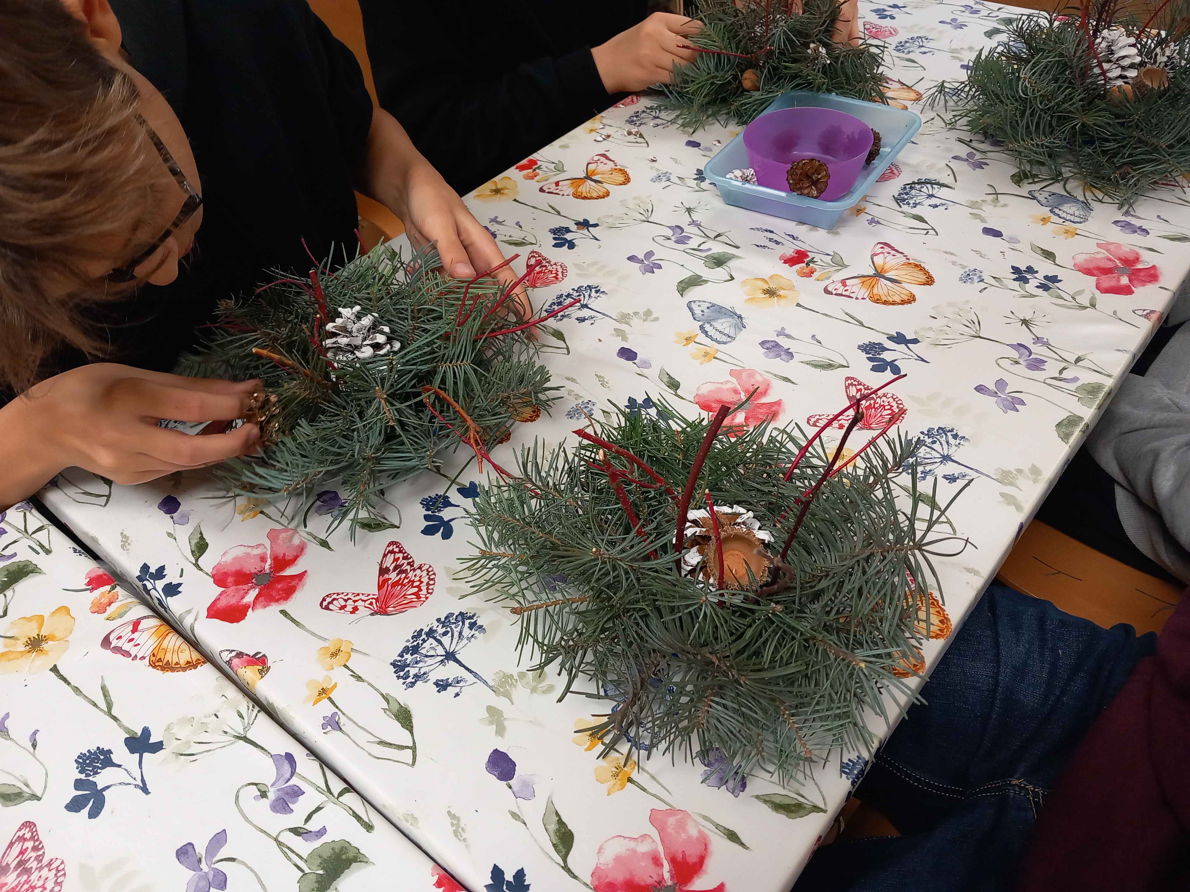 Klasy ósme na warsztatach w ogrodzie botanicznym robią stroiki świąteczne