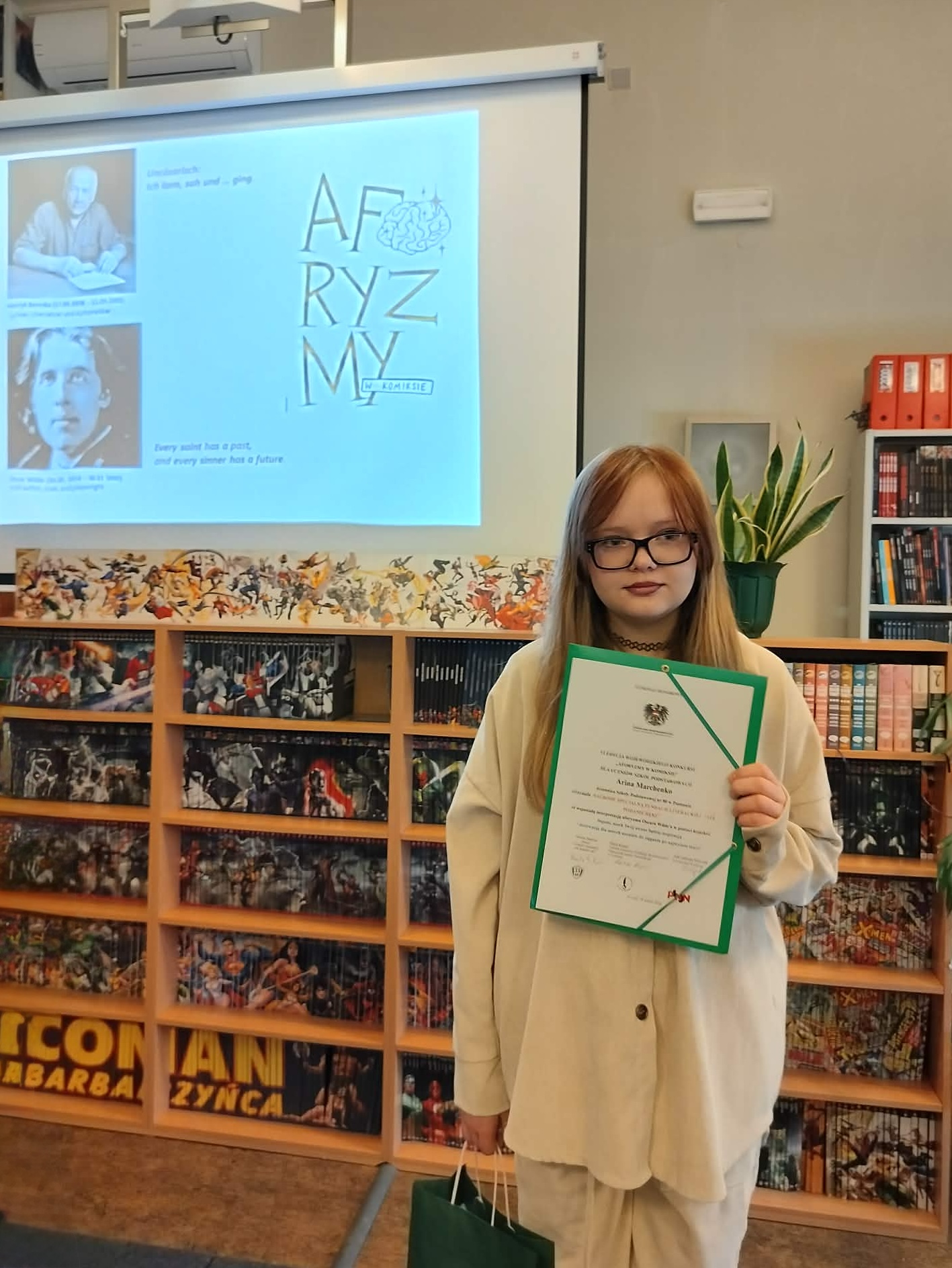 Arina Marchenko z klasy 7b została uhonorowana nagrodą specjalną Fundacji Literackiej &bdquo;Jak podanie ręki&rdquo; w wojew&oacute;dzkim konkursie dla uczni&oacute;w szk&oacute;ł podstawowych &bdquo;Aforyzmy w komiksie&rdquo;.