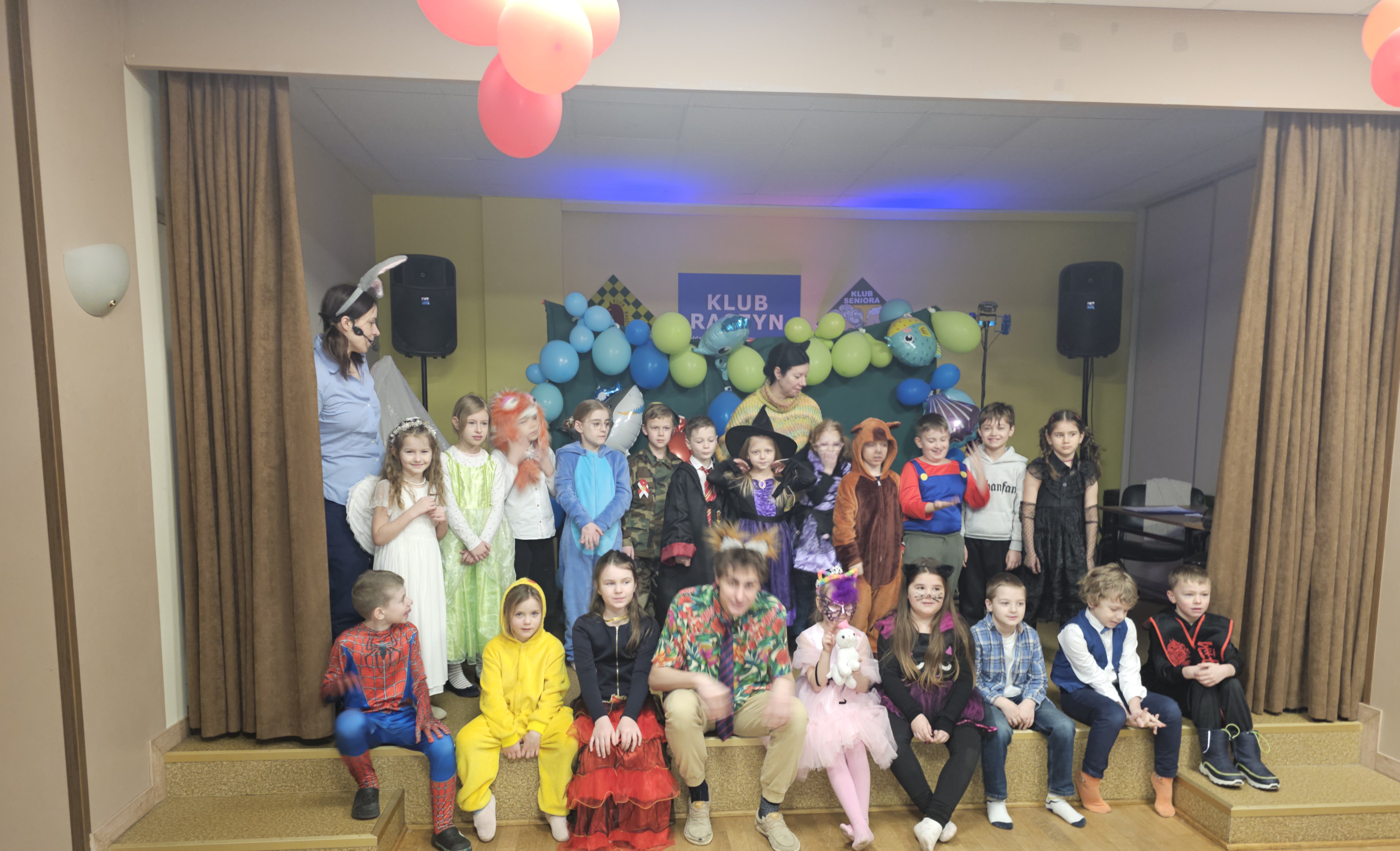 Uczniowie klas 1B i 3A wzięli udział w radosnym baliku karnawałowym, kt&oacute;ry odbył się w Klubie Raszyn. 