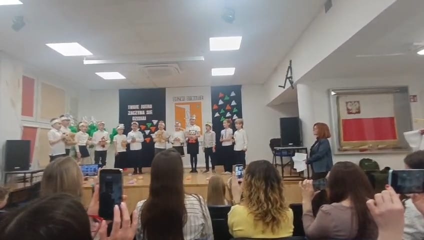 Magia teatru podczas Dnia Otwartego – młodzi artyści na szkolnej scenie