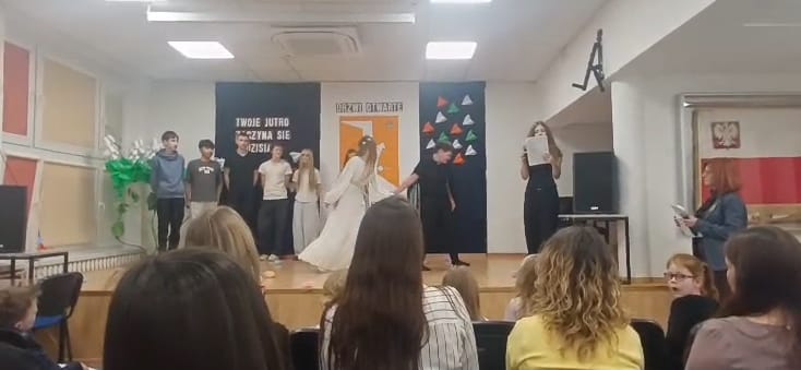 Magia teatru podczas Dnia Otwartego – młodzi artyści na szkolnej scenie