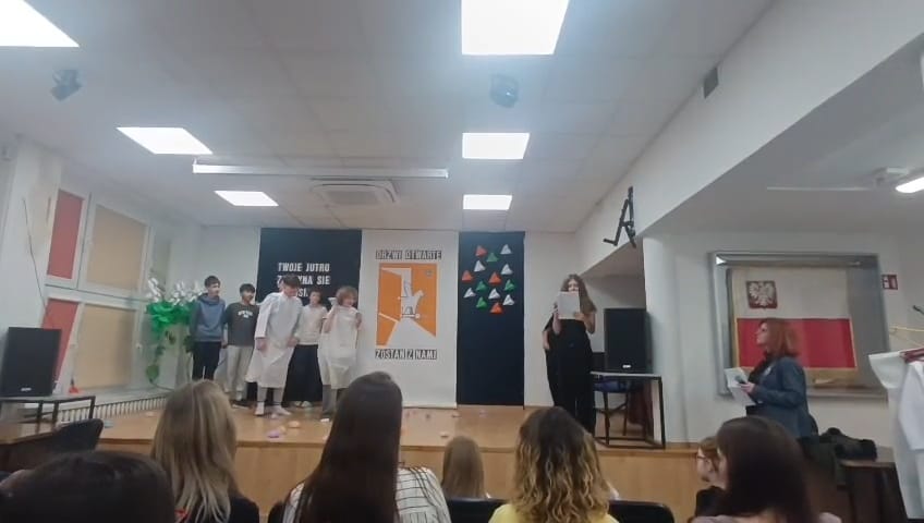 Magia teatru podczas Dnia Otwartego – młodzi artyści na szkolnej scenie