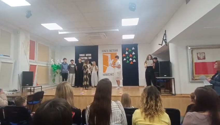 Magia teatru podczas Dnia Otwartego – młodzi artyści na szkolnej scenie