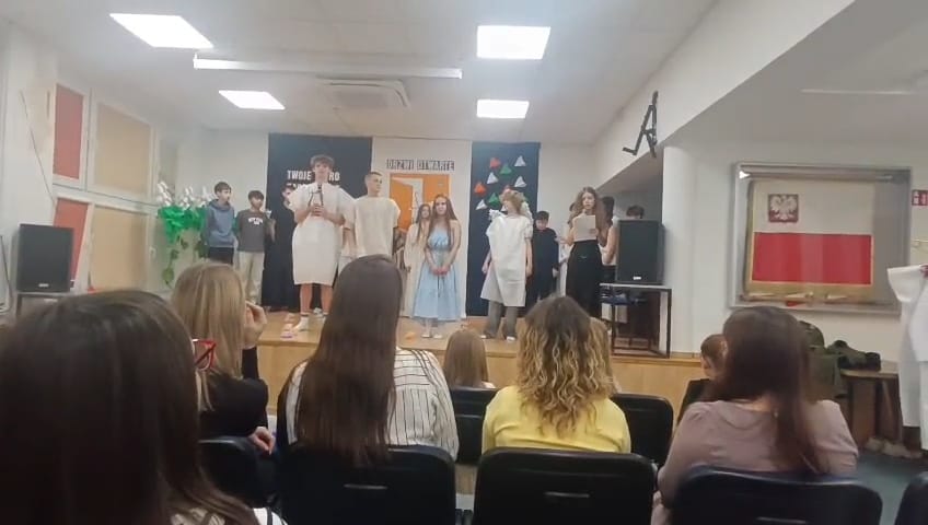 Magia teatru podczas Dnia Otwartego – młodzi artyści na szkolnej scenie