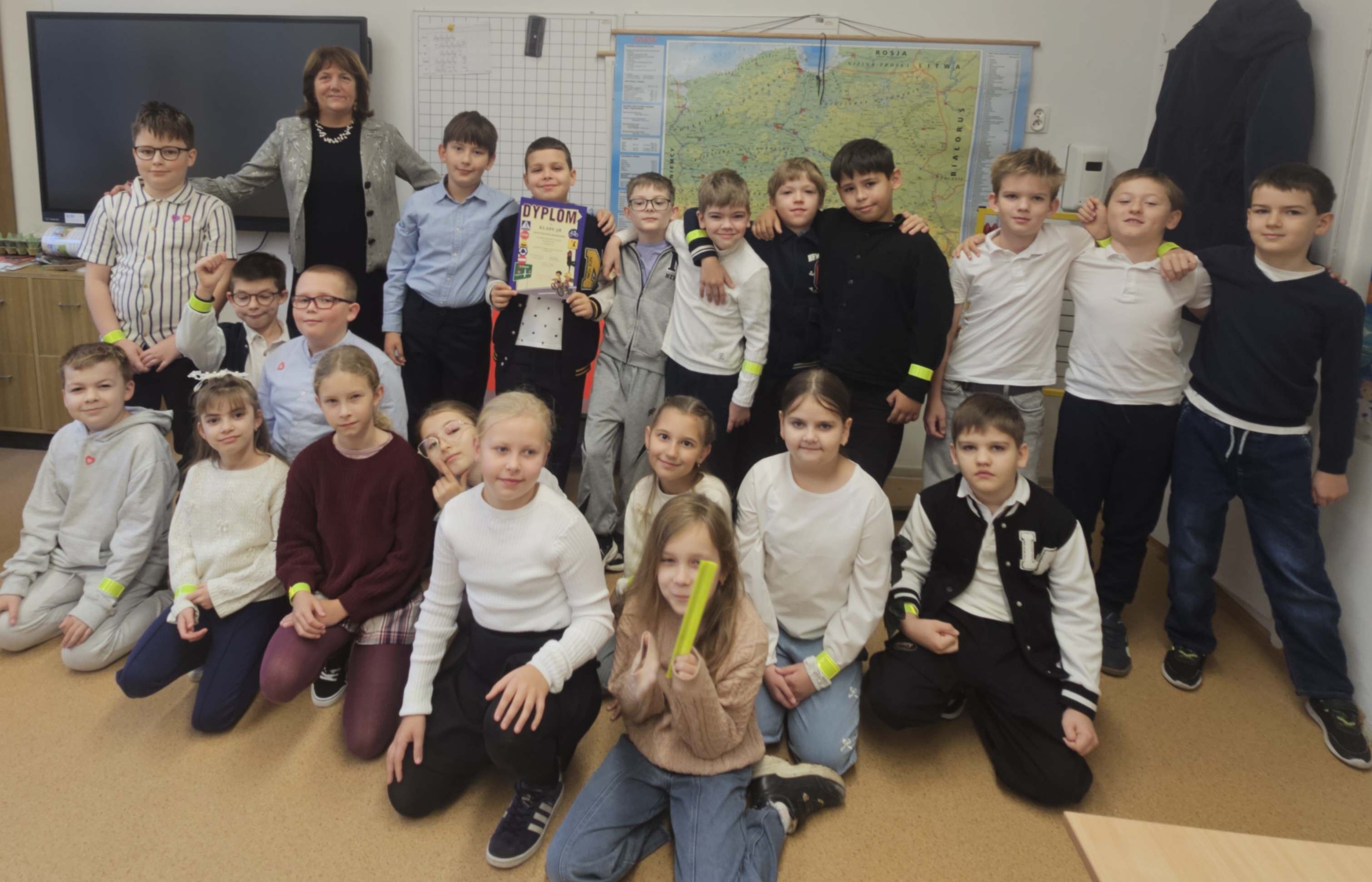 w konkursie na najlepszą gazetkę przygotowaną przez uczniów w temacie bezpieczeństwa w drodze do szkoły zwyciężyła klasa 3b