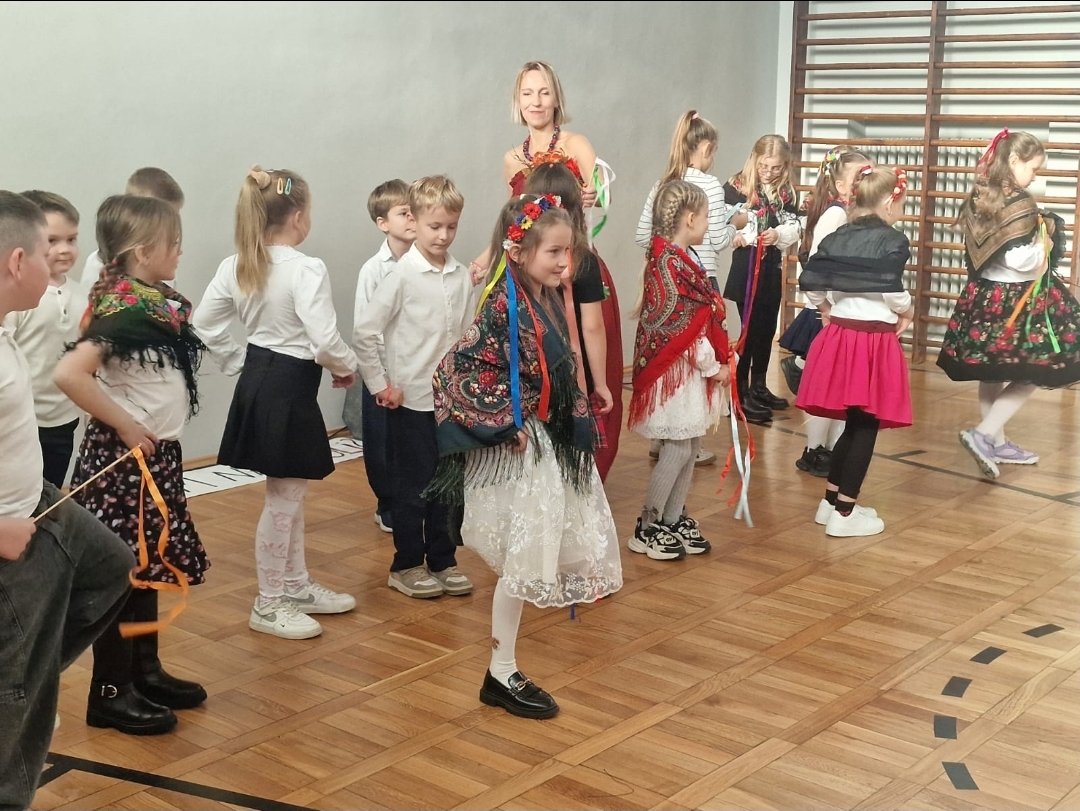 Przedstawienie drugoklasist&oacute;w z okazji Dnia Edukacji Narodowej