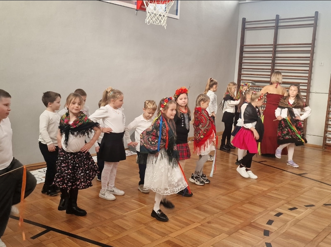 Przedstawienie drugoklasist&oacute;w z okazji Dnia Edukacji Narodowej