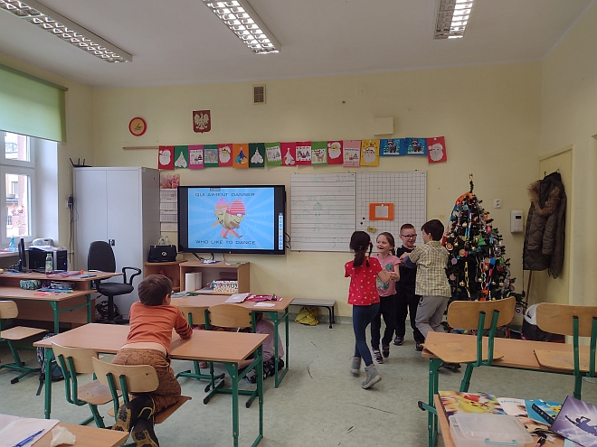 Dzieci podczas zajęć na kółku języka francuskiego