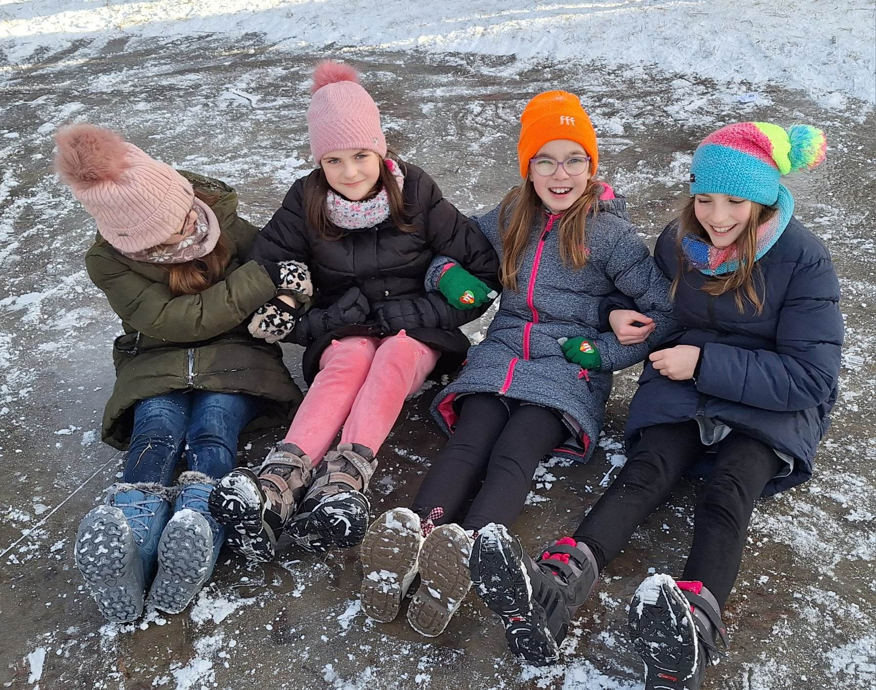 Uczniowie korzystają z zimowej aury