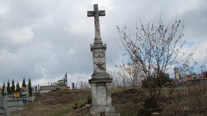 Stary Krzyż na cmentarzu