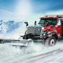 Drogi są zablokowane z powodu obfitych opadów śniegu i musisz wyczyścić jezdnie, prowadząc ciężarówkę i ciężką koparkę, i przenieść się usunąć śnieg z drogi i oczyścić ścieżkę