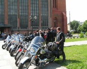 Wataha ustawiła swoje motocykle tuż przed Katedrą.