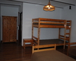 Łóżko piętrowe w pokoju czteroosobowym