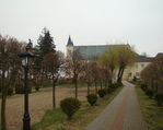 Widok na kościół z ogrodu