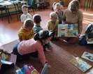 Wizyta najmłodszych uczniów w bibliotece