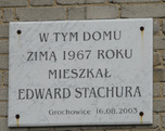 Tablica upamiętniająca pobyt Stachury w Grochowicach